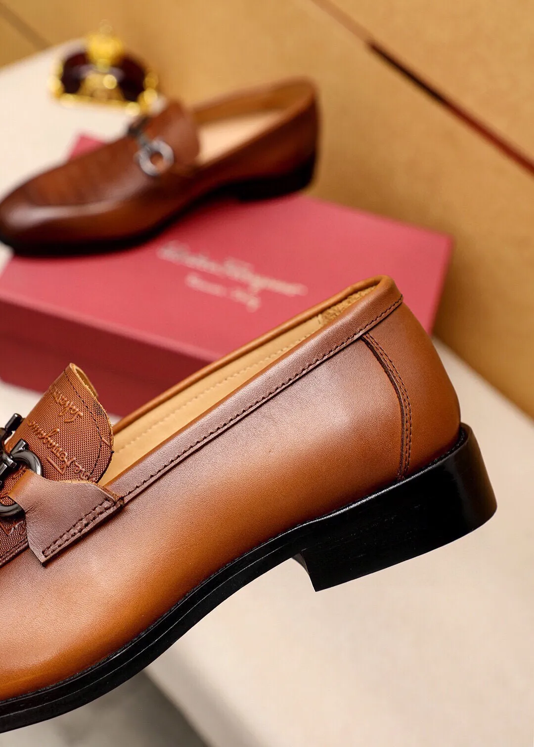 Men's shoes 💰460 💐 Product trademark: Ferragamo "Ferragamo" casual leather shoes Regular size: 38-44 (45.46.47🉑️Customized) Product materials: Selected imported first-layer calfskin embossed upper + luxury hardware buckle, imported water-dyed cow leather lining. Strong three-dimensional visual effect, original outsole color: 2 colors available
